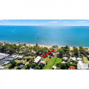 Beach villa on the esplanade, Hervey Bay